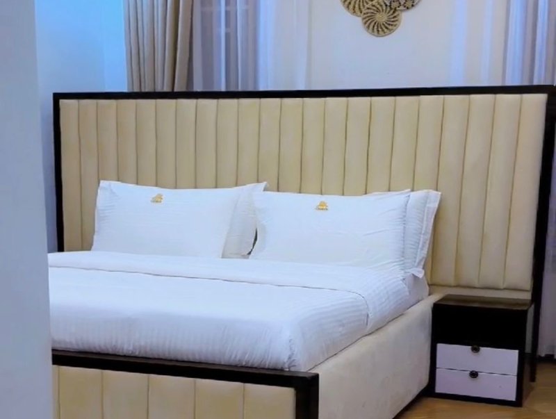 RITZ LUXURIOUS APARMENTS BED(1)